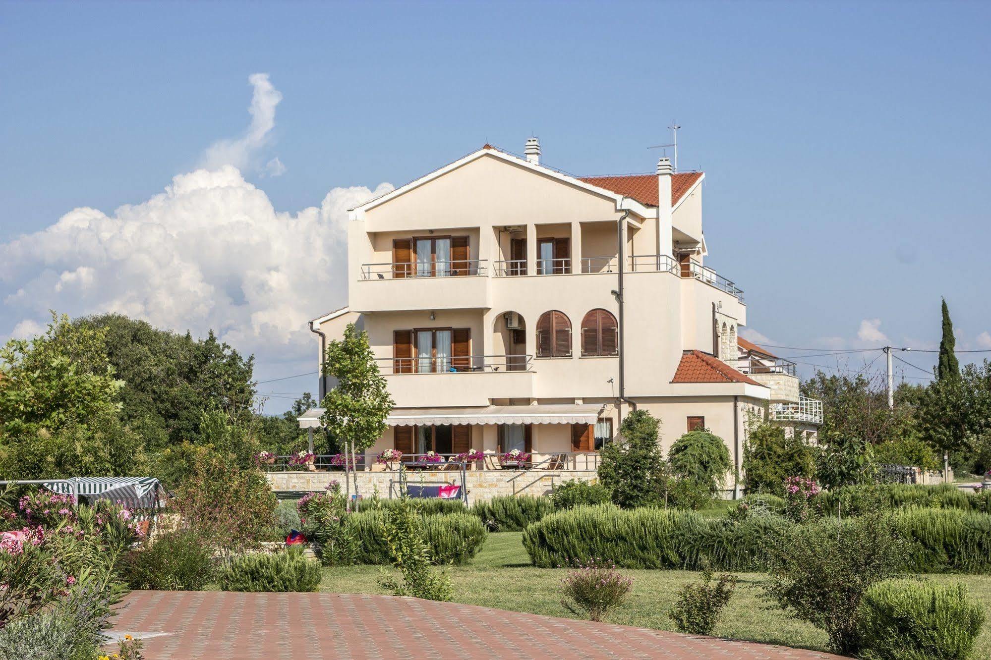 Pansion Skelin Hotel Drinovci Exterior photo